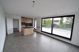 Nieuwbouw BEN APPARTEMENT (67,40 m²) met 1 slaapkamer en zeer groot dakterras in een KLEINSCHALIGE Residentie “EBENORA 6” met slechts 7 appartementen gelegen nabij het centrum van Tielen.<br /><br />Het appartement bestaat uit een inkomhal met apart gastentoilet en berging. De inkomhal geeft achteraan uit op de slaapkamer met aanpalende badkamer en een ruime leefruimte met veel lichtinval bestaande uit een open keuken met eethoek en een zithoek die uitgeeft op een zeer groot dakterras. <br /><br />Het appartement is ZEER ENERGIEZUINIG, voorzien van een ventilatiesysteem D, zonnepanelen en geothermisch warmtepompsysteem met vloerverwarming, hiermee kan in de zolder ook gekoeld worden. <br /><br />Het appartement is gelegen op 300 meter van de markt van Tielen, de winkels en het treinstation, maar ook vlakbij het natuurgebied “Balderij”.  <br /><br />TROEVEN:<br />•D-ventilatie met warmterecuperatie.<br />•Warmtepompsysteem met vloerverwarming, ook mogelijkheid tot koelen.<br />•Individuele zonnepanelen per appartement. <br />•Veel lichtinval.<br />•Geluidsarme en energiezuinige lift. <br />•Hoogwaardige afwerking. <br />•Laadpaal voorzieningen. <br /><br />De gemeenschappelijke kosten dienen nog bepaald te worden. <br /><br />Bij het appartement hoort een bovengrondse autostaanplaats en een grote kelderberging.<br /><br />Er is een gemeenschappelijke fietsenberging en vuilberging.<br /><br />Indien u meer informatie wenst of een plaatsbezoek wil, aarzel dan niet contact op te nemen, tel. 014 71 50 08 of 0496 51 10 10 of mail naar christoffel@vastgoedpicavet.be<br /><br /><br />