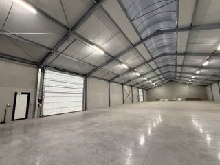 Nieuwe opslagruimte van 470m² te huur in Lichtervelde.Deze gloednieuwe loods is toegankelijk via een sectionaalpoort met een hoogte van 5,2 meter en...