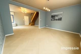 Centraal in Rillaar, op wandelafstand van winkels, scholen en openbaar vervoer, vind je deze charmante open bebouwing op een mooi perceel van 7a 70ca. De woning werd grondig gerenoveerd in 2008/2009 en combineert een praktische indeling met veel potentieel. <br /><br />Op het gelijkvloers ontdek je een ruime leefruimte met aansluitend de keuken, perfect voor gezellige momenten met familie of vrienden. Naast de keuken bevindt zich een berging met doorgang naar de inpandige garage, ideaal voor extra opbergruimte of een vlotte toegang tot de wagen. De veranda naast de keuken biedt een leuke overgang tussen binnen en buiten en geeft toegang tot de tuin. Verder vind je op het gelijkvloers ook de badkamer terug. <br /><br />Op de eerste verdieping zijn er twee ruime slaapkamers, beide voorzien van ingemaakte kasten die zorgen voor extra bergruimte. De bergzolder, bereikbaar via een zolderluik, biedt nog bijkomende opslagmogelijkheden of kan eventueel verder ingericht worden.<br /><br />De woning is uitgerust met centrale verwarming op aardgas en houten ramen met hoogrendement beglazing, wat bijdraagt aan een aangenaam en energiezuinig wooncomfort. De vloer op het gelijkvloers dient nog gelegd te worden, wat je de kans geeft om de afwerking volledig naar eigen smaak en stijl te realiseren, de perfecte gelegenheid om er echt jouw thuis van te maken.<br /><br />Buiten geniet je van een ruime tuin en een aansluitend bijgebouw van ongeveer 50 m². Dit bijgebouw vraagt nog de nodige renovatiewerken, maar biedt enorm veel potentieel om omgevormd te worden tot een hobbyruimte, atelier of werkplaats. Achteraan het perceel ligt een mooi, groen stuk tuin waar je heerlijk kan ontspannen en genieten van het buitenleven.<br /><br />Dankzij de centrale ligging en de vlotte verbinding naar de E314 richting Leuven en Diest, is deze woning ideaal voor wie centraal wil wonen met alle voorzieningen binnen handbereik.<br /><br />Kom snel deze woning samen met ons ontdekken en laat u aangenaam verrassen. Contacteer Dupont Vastgoed voor een bezoek ter plaatse op 0471 91 88 46.