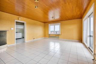 Bent u op zoek naar een ruim en lichtrijk appartement op een uitstekende locatie in Roeselare? Dit appartement aan de Noordlaan combineert een centrale ligging met een aangename woonoppervlakte, twee terrassen en een mooi uitzicht. Dankzij de ruime indeling en de vele lichtinval geniet u hier van een comfortabel woongevoel op een toplocatie.<br /><br /><strong>Ligging: </strong>Het appartement bevindt zich op een centrale ligging vlakbij het centrum van Roeselare. Winkels, scholen, openbaar vervoer en andere dagelijkse voorzieningen bevinden zich op korte afstand. Dankzij de vlotte verbinding met de ring rond Roeselare geniet u bovendien van een uitstekende bereikbaarheid. Een bushalte bevindt zich in de straat en ook het station is gemakkelijk bereikbaar.<br /><br /><strong>Indeling van het appartement:</strong><br />Via de inkomhal komt u terecht in het appartement. De ruime en lichtrijke woonkamer vormt het hart van de woning en biedt toegang tot het voorste terras met een mooi open uitzicht. Aansluitend bevindt zich de keuken, die beschikt over een aparte berging en toegang geeft tot een tweede terras aan de zijkant van het gebouw. Verder beschikt het appartement over één slaapkamer met mogelijkheid tot een tweede slaapkamer, een badkamer en een extra bergruimte<br />Daarnaast is er de mogelijkheid om een privatieve staanplaats aan te kopen voor een meerprijs van <strong>€15.000</strong>, gelegen aan het appartementsgebouw.<br /><br /><strong>Technische eigenschappen:</strong>
<ul>
<li>Nieuwe ramen geplaatst in 2023.</li>
<li>EPC-Label C </li>
<li>Lift aanwezig.</li>
<li>Parkeerplaats beschikbaar aan het gebouw. </li>
</ul>
<strong>Extra troeven:</strong>
<ul>
<li>Ruim appartement met veel natuurlijk lichtinval. </li>
<li>Twee terrassen aanwezig.</li>
<li>Zeer centrale ligging nabij het centrum van Roeselare.</li>
<li>Bushalte in de straat en station vlot bereikbaar.</li>
<li>Inclusief mogelijkheid tot aankoop van een privatieve staanplaats.</li>
<li>Het appartement is zeer geschikt als investeringseigendom, maar uiteraard ook voor eigen bewoning.</li>
</ul>
<strong>Interesse? </strong>Neem contact op met ons kantoor voor meer informatie of plan een vrijblijvend bezoek aan het appartement. Bel ons op T. 051|201.400 en ontdek de mogelijkheden die dit appartement te bieden heeft.