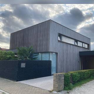 Tekst online: <br />Prachtige alleenstaande, ruime, afgewerkte woning (230m2) met 4 slaapkamers; bureau; badkamer met bad en inloopdouche; verschillende bergruimtes; technische ruimte; sauna en jacuzzi; ruimte tuin; oprit voor 3 wagens; carport; groot terras achteraan en terras aan keuken (zijkant); zonnepanelen; thuisbatterij… <br /><br />Bouwjaar 2013, afwerking zijn recenter<br />Richtprijs: € 579 000<br />Meer info: 0472 630 740 of tom.deroo82@gmail.com<br />Geen immo!