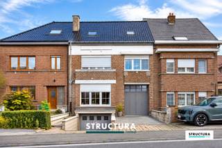 Deze ruime woning is gelegen in Mazenzele, tussen Opwijk en Asse, met een goede verbinding naar beide centra en de omliggende gemeenten. Met een bewoonbare oppervlakte van ca. 253 m² op een perceel van 4a 18ca biedt de woning veel ruimte. De beglazing, het dak, de keuken en de badkamer werden reeds vernieuwd. Indeling: Op het gelijkvloers komt u binnen via een ruime inkomhal. De woning beschikt verder over een aangename leefruimte, een vernieuwde keuken, veranda en garage. Daarnaast is er een kelder die voor extra bergruimte zorgt. Op de verdieping bevinden zich twee ruime slaapkamers van ca. 16,5 m² en 20 m² en de vernieuwde badkamer. De zolderverdieping omvat een derde slaapkamer en een grote open ruimte die als 4e kamer ingericht kan worden (zolderverdiep = 45 m²). Karakteristieken: * 253 m² bewoonbare oppervlakte* Perceel van 4a 18ca* 3 (+1) ruime slaapkamers * Garage* Veranda en kelder* Dak en beglazing vernieuwd* Vernieuwde keuken en badkamer* EPC-label D* Gelegen in Mazenzele, tussen Asse en Opwijk* Goede verbindingen naar omliggende gemeentenEen ruime woning met reeds verschillende belangrijke vernieuwingen achter de rug en veel beschikbare woonoppervlakte, ideaal voor wie op zoek is naar een gezinswoning met drie tot vier slaapkamers.Contacteer ons voor meer info of een bezoek op info@structura.be of 02/460.80.46