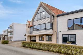 Bent u op zoek naar een solide investering op een toplocatie? Dit uitstekend onderhouden appartementsgebouw uit het jaar 2000 in Knokke biedt een unieke kans voor wie wil investeren in rendabel vastgoed. Gelegen in de rustige maar centrale Judestraat, geniet u van een uitzonderlijke bereikbaarheid nabij de Lippenslaan, diverse kwalitatieve horecagelegenheden en alle vormen van openbaar vervoer.Dit vastgoed te koop in Knokke kenmerkt zich door zijn royale oppervlaktes en lichtrijke leefruimtes. Momenteel zijn de entiteiten op de gelijkvloerse verdieping en de eerste verdieping nog verhuurd, wat onmiddellijke inkomsten garandeert voor wie besluit dit pand te kopen. Elke unit is technisch up-to-date en voorzien van een individuele nieuwe gasketel uit 2020.Indeling:- gelijkvloers appartement van 74m² met één ruime slaapkamer- 1ste verdieping met liefst 117m² en twee volwaardige slaapkamers en terras (24m²)- lichtrijke duplex van 114m² met twee volwaardige slaapkamers en terras (12m²)- 3 afgesloten garageboxen, elk voorzien van eigen elektriciteitsaansluitingBent u op zoek naar een investering te Knokke-Heist? Contacteer onze dossierbeheerder Arne Reubens via +32 472 186 304 of arne.reubens@dewaele.com*Deze AI-visualisaties zijn bedoeld als inspiratie. Er werd geen rekening gehouden met technische specificaties, stedenbouwkundige voorschriften of de concrete mogelijkheden tot realisatie.EPC: 153 kWh/m²EPC: 187 kWh/m²EPC: 222 kWh/m²