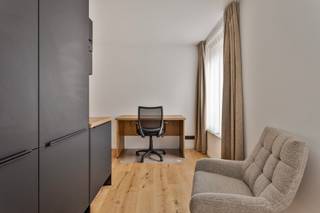 <span><strong>***alle informatie op www.connect-immo.be***</strong></span>
<p>Deze residentie is gelegen aan de Leuvense stadsrand, namelijk op de <strong>Geldenaaksebaan</strong>! Deze locatie biedt zowel voor studerende jongeren in Leuven, Heverlee én Brussel een goede uitvalsbasis. <br /><br />Niet alleen de rustige omgeving is een troef maar ook de faciliteiten in de nabijheid zijn mooi meegenomen. Zo kan je er het openbaar vervoer vinden op enkele meters van het gebouw. Supermarkten, printshops, apotheek… op wandel/ fietsafstand. Het verlengde van de straat geeft uit op Sportoase waar je als student kan deelnemen aan groepslessen of gewoonweg kan ontspannen. <strong>Abdij Van Park</strong> is een Norbertijenabdij gelegen aan Leuvense bossen en is de ideale uitvalsbasis voor studenten die naast het studeren wensen te ontspannen. Je geniet er als het ware van de natuur en dit op een boogscheut van Leuven. Men kan hier echt wel spreken van een verborgen parel.</p>
<span><strong>Residentie César</strong> is een </span><strong>vernieuwbouwproject </strong><span>en werd opgeleverd in oktober 2024</span><span>. De renovatie werd uitgevoerd met aandacht voor detail, afwerking en kwaliteitsvolle materiaalkeuze. Ook <strong>voldoet </strong>het gebouw aan </span><span>de gevraagde strenge </span><strong>energiezuinigheidsnormen</strong><span> van 2024. De entiteiten zijn kamers eigen sanitair en een studio, dewelke volledig bemeubeld aangeboden worden. Ook beschikken enkele units over een </span><strong>privatief terras</strong><span>, als dat niet geweldig is! Bovendien is er een <strong>inpandige </strong></span><strong>fietsenstalling</strong><span> en een <strong>gemeenschappelijke keuken met terras en tuin </strong>aanwezig zodat bewoners samen kunnen kokerellen!</span><br /><br /><span><strong>Interesse? Vraag je brochure op en plan uw bezoek in met onze Expert Investeringsvastgoed: Jacky@connect-immo.be of 0495 53 46 49</strong></span><br /><br /><span>EPC: 94 kWh/(m2jaar) - 3150724</span><br /><strong>Verkoop onder het registratiestelsel </strong><br /><span>Wg, G</span><span>dv, Gvkr, Gvv</span>