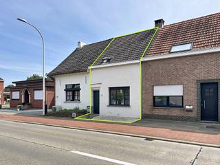 Knusse 2-slaapkamer woning met een mooie tuin en ruime garage. Qua indeling beschikt het gelijkvloers over een tweedelige leefruimte op parket, een zeer ruime, geïnstalleerde keuken met toegang tot de tuin, een wasplaats en badkamer met toilet, douche en ligbad. De verdieping omvat een nachthal en 2 slaapkamers. Een handig en gezellige indeling, gecombineerd met moderne materialen en een mooie bewoonbare oppervlakte van 125m² zijn dé pluspunten van deze woning. Dit gecombineerd met een frisse tuin met garage en achteringang maken het geheel compleet. Gelegen op de verbinding tussen Grobbendonk en Pulle is deze woning zeer makkelijk bereikbaar en ligt ze tevens op fietsafstand van al het nodige.