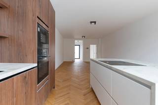 <p>Deze gerenoveerde woning is gelegen in de charmante Duivelshoek in Wilrijk. Goed gelegen nabij groen, sportfaciliteiten, bruisende centrum Wilrijk, ziekenhuizen, openbaar vervoer winkels en supermarkten. Vlotte verbinding Brussel - Antwerpen.<br /><br />De woning is volledig gestript in 2026 en gerenoveerd.<br /><br />Indeling: Inkomhal met apart toilet, aansluitend een bureau of fiestenberging. Woonkamer op visgraatparket die netjes doorloopt doorheen de gehele woning. Open keuken voorzien van alle hedendaagse comfort. Via het schuifraam betreedt u de tuin met terras. Via de achterzijde heeft u nog een handig poortje naar de achterliggende servitude weg. 1V: nachthal, 3 slaapkamer en één badkamer.<br /><br /><br />EPC: A-label (warmtepomp, gevel-, vloer- en dakisolatie, ...)</p>