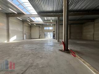 Strategisch gelegen KMO-unit van 500 m² te koop in Wetteren aan de voorzijde van het KMO-park. De site bevindt zich op een centrale ligging, op slechts 7 km van de E17 &amp; E40 en op 5 km van de R4. De loods geniet van een vlotte bereikbaarheid richting alle grote invalswegen.<br /><br />De loods beschikt over een vrije hoogte van 6 meter en is toegankelijk via een sectionale poort met aparte toegangsdeur. Verder is de loods uitgerust met polybetonvloer, lichtstraat met rookluik en een hoog elektriciteitsvermogen van 160A. Aan de voorgevel zijn grote raampartijen voorzien die zorgen voor veel natuurlijk licht en bovendien de mogelijkheid bieden om eventueel een kantoor in te richten. Tevens ruime parkeer- en manoeuvreerruimte aanwezig.<br /><br />Contacteer PANORAMA B2B voor bijkomende (technische) inlichtingen, plannen of een vrijblijvend plaatsbezoek via 0477 06 30 30.