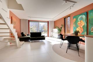 Unieke en rustgevende nieuwbouwwoning in het hart van Boechout<br /><br />Bent u op zoek naar een instapklare, energiezuinige nieuwbouwwoning op een rustige en groene locatie, maar toch op wandelafstand van winkels, scholen, openbaar vervoer en andere voorzieningen? Dan is deze prachtige halfopen nieuwbouwwoning in Boechout zeker het ontdekken waard.<br /><br />Oppervlakte bewoonbare woning =€ 140 m2, 3 terrassen= 26 m2<br />Oppervlakte tuin = 132 m2<br />Oriëntatie tuin = ZW<br />Project: Midden -Jan Cockxplein 7 te 2530 Boechout<br />Staat: nieuwbouw 2025 -2026 Halfopen<br />Voorlopige oplevering: 15 juni 2026<br /><br />Indeling:<br />Gelijkvloers: <br />* Hall: ingemaakte kasten + elektriciteitsberging + toilet met handwasser<br />* Woonkamer + volledig ingerichte open keuken - open trap naar verdiep 1<br />* Zuidterras keramische tegels met verlichting/stopcontact en 2 kraantjes (stads-en regenwater)<br />* aangelegde onderhoudsarme tuin - super geïsoleerd tuinhuis (6 m2), gebeitst- verlichting, schakelaar en stopcontact + omheining met hek dat doorgang biedt naar park<br />* Hoogwaardige inrichting: volhouten shutters, elektrische screens, elektrische zonneluifel, vliegenramen (cassettehor zuidterras)<br />* Keukenberging: warmwaterboiler -<br />* Eigen regenwaterput met recuperatie-systeem, fijnfilters, en automatische overschakeling naar stadswater <br />* Afzonderlijke septische put<br />* ventilatiesysteem D<br />* Lucht-water warmtepomp met vloerverwarming en koeling E-peil 16<br />* Dubbel isolerende beglazing HR<br />* Volledig geschilderd<br />* op elk verdiep accespoints .<br />Verdiep 1:<br />* Slaapkamer 1: (18 m2) met ingemaakte wandkast/draai-kiepramen<br />* Wasberging: wasmachine/ droogkast - met warmtepompsysteem<br />* Hall: Afzonderlijk toilet met handwasser<br />* Badkamer: dubbele lavabo, instapdouche + handdoekdroger/ Draai-en kiepraam met shutters en hor<br />* Slaapkamer 2 (Muziekstudio) : 17m2 -extra stopcontacten/Draai-en kiepramen met shutters en elektrische screens + horren<br />* Overal extra stopcontacten voorzien<br />Verdiep 2: <br />* studio/ polyvalente ruimte : 26.80m2 met zuid-en noord/oostterras (groenterras NO) -verlichting, stopcontact, kraantje regenwater<br />* Afzonderlijke toiletruimte met lavabo en open kastgedeelte<br />* Open nis met legplanken en bergingsruimte <br />* 2 dubbele ramen met vliegendeur (cassette) en elektrische screens + shutters<br />* Slaapzetel: uitklapbaar 140 cm br x 200 l<br />* Tv aansluiting, accespoints<br />Voordelen: <br />* geen syndicuskosten<br />* Geen onderhoud voor gemeentepark