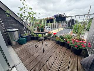 <strong>--- NIEUW --- Ruim duplex-appartement met zonnig terras en autostaanplaats in centrum Oostakker!<br /><br />👉 BEZOEKMOMENT MAANDAG 15/06! U kan de online kalender voor het bezoekmoment en de vastgoedvideo terugvinden via onze eigen website www.vastgoedspruyt.be.</strong><br /><br />Op zoek naar een ruim en instapklaar appartement op een centrale ligging in Oostakker? Dit verzorgd duplex-appartement (75m²) combineert comfortabel wonen met een praktische indeling en een uitstekende bereikbaarheid. Dankzij het zonnige terras, de ruime kamers en de inbegrepen autostaanplaats is dit appartement ideaal voor wie rustig en centraal wil wonen.<br /><br /><strong>Troeven:</strong><br />- Ruim duplex-appartement (75m²).<br />- Zonnig terras.<br />- Twee volwaardige slaapkamers.<br />- Lichtrijke leefruimte met eetplaats.<br />- Volledig uitgeruste keuken met alle toestellen.<br />- Douchekamer aansluitend aan de slaapkamer.<br />- Apart gastentoilet.<br />- Praktische berging.<br />- Lift aanwezig in het gebouw.<br />- Inclusief autostaanplaats, ondergrondse berging (5m²) en fietsenberging.<br />- Energiezuinig appartement.<br /><br /><strong>Locatie &amp; omgeving:</strong><br />- Op wandelafstand van het centrum van Oostakker.<br />- Winkels, apotheek, bank en horeca vlakbij.<br />- Rustige en vlot bereikbare ligging.<br />- Goede verbindingen naar Gent en omliggende gemeenten.<br /><br /><strong>Beschikbaar vanaf: 15/07/2026.<br />EPC: 166 kWh/m² (B-label).<br />Huurprijs: €950/maand app + €50/maand autostaanplaats (geen bijkomende algemene kosten).</strong><br /><br />---<br /><br /><strong>--- NEW --- Spacious duplex apartment with sunny terrace and private parking space in the centre of Oostakker!<br /><br />👉 VIEWING MOMENT MONDAY 15/06! You can find the online calendar for the viewing moment on our own website: www.vastgoedspruyt.be.</strong><br /><br />Looking for a spacious and move-in ready apartment in a central location in Oostakker? This well-maintained duplex apartment (75m²) combines comfortable living with a practical layout and excellent accessibility. Thanks to its sunny terrace, spacious rooms and included private parking space, this apartment is ideal for anyone seeking peaceful and central living.<br /><br /><strong>Highlights:</strong><br />- Spacious duplex apartment (75m²).<br />- Sunny terrace.<br />- Two full-sized bedrooms.<br />- Bright living room with dining area.<br />- Fully equipped kitchen with all appliances.<br />- Shower room connected to the bedroom.<br />- Separate guest toilet.<br />- Practical storage room.<br />- Lift available in the building.<br />- Includes private parking space, underground storage room (5m²) and bicycle storage.<br />- Energy-efficient apartment.<br /><br /><strong>Location &amp; surroundings:</strong><br />- Within walking distance of the centre of Oostakker.<br />- Close to shops, pharmacy, bank and restaurants.<br />- Quiet yet easily accessible location.<br />- Excellent connections to Ghent and surrounding municipalities.<br />- Ideal for comfortable and central living.<br /><br /><strong>Available from: 15/07/2026 .<br />EPC: 166 kWh/m² (B-label).<br />Rent: €950/month apartment + €50/month private parking space (No additional common charges).</strong>