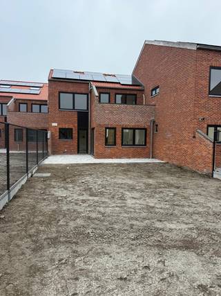 Gerenoveerde eensgezinswoning, rustig gelegen in het landelijke Moerkerke in de Vlaamse polders. Indeling van de woning:De woning is onderkelderd...