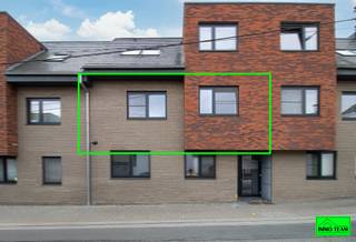 +++ Gentsestraat 116 b1, Ninove (Outer)+++<br />
<p>Op de <strong>eerste verdieping</strong> van de stijlvolle <strong>residentie Iris</strong> bevindt zich dit <strong>moderne appartement</strong> met een hedendaagse architectuur die degelijkheid en comfort uitstraalt. De ligging is ideaal: <strong>slechts 1 km van het stadscentrum</strong> en <strong>op wandelafstand van het retailcentrum Carrefour</strong> – perfect voor wie rustig wil wonen met alle voorzieningen dichtbij. Het appartement omvat een <strong>inkomhal met gastentoilet</strong>, een <strong>lichtrijke woonkamer met open keuken</strong> die uitgeeft op een aangenaam <strong>terras</strong>, en een <strong>praktische berging</strong> aansluitend aan de keuken. Verder beschikt het over <strong>twee slaapkamers</strong> en een <strong>badkamer met dubbele lavabo en douche</strong>. Een <strong>kelder en garage</strong> zijn inbegrepen in de prijs. Bovendien is dit appartement <strong>zeer energiezuinig (EPC A)</strong> en is de <strong>elektrische installatie volledig conform</strong>. Een ideale keuze voor wie op zoek is naar <strong>comfortabel en eigentijds wonen</strong> op een <strong>gunstige locatie</strong>! Voor meer info of een bezoek contacteer ons via info@immoteam.be of 0478/059069.</p>