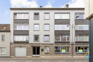 Découvrez cet appartement rénové, idéalement situé à Audenarde.En entrant dans l'appartement, vous accédez au hall d'entrée, suivi d'un...