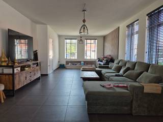 <span>Deze halfopen nieuwbouwwoning is rustig gelegen in het centrum van Minderhout en combineert hedendaags wooncomfort met een praktische indeling. Op het gelijkvloers vindt u een inkomhal met gastentoilet, een lichtrijke leefruimte met open, volledig ingerichte keuken en een achterinkom met wasruimte. De eerste verdieping beschikt over drie ruime slaapkamers, een moderne badkamer met bad, douche en badkamermeubel, een apart toilet en een technische ruimte. Via een vaste trap bereikt u de zolderverdieping, die extra bergruimte biedt. Buiten geniet u van een aangename tuin. De woning wordt energiezuinig verwarmd met een warmtepomp en voldoet aan de EPB-normen voor nieuwbouw. Een BEZOEK aanvragen kan enkel online via </span><span>WWW.VASTGOEDPARTNERS.BE</span>