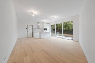 <p>Te koop: modern gesloten appartement in het centrum van Strombeek-Bever, op wandelafstand van scholen en openbaar vervoer.</p><p>Dit nieuwbouwappartement combineert hedendaags wooncomfort met een uitstekende ligging. Gelegen in een residentiële buurt, geniet u van vlotte verbindingen via invalswegen en alle voorzieningen binnen handbereik. De royale tuin biedt een unieke buitenruimte, ideaal voor ontspanning of gezinsactiviteiten. De ruime indeling met drie slaapkamers maakt dit appartement perfect voor wie comfortabel wil wonen in een rustige omgeving.</p><p>Belangrijkste ruimtes:</p><p>• Woonkamer met veel lichtinval en toegang tot het terras</p><p>• Moderne keuken met plaats voor een eethoek</p><p>• Drie slaapkamers </p><p>• Badkamer met moderne afwerking</p><p>• Inkomhal en apart toilet</p><p>• Berging en kelder voor extra opslag</p><p>• Terras en grote tuin</p><p> </p><p>Troeven:</p><p>• Nieuwbouw (2025) met moderne afwerking</p><p>• Grote private tuin</p><p>• Centrale ligging nabij scholen, openbaar vervoer en invalswegen</p><p> </p><p>Neem vandaag nog contact op voor een bezoek.</p>