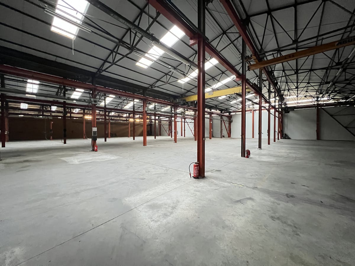 Bedrijfsgebouw (3.750 m²) met zichtlocatie langs R4 te Gent - foto 5