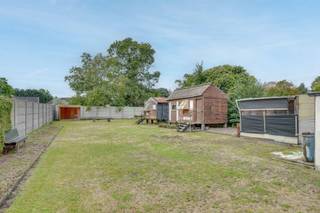 TE RENOVEREN WONING OP 8,43 ARE TE HOUTHALEN-OOST<br /><br />Langs de rustige Resedastraat in Houthalen-Oost vlakbij treffen we deze te renoveren woning boordevol potentieel aan op een mooi perceel van 8,43 are. Heel wat voorzieningen zoals de lagere school, een bakker, een slager en een restaurant zijn op wandelafstand bereikbaar.<br /><br />De woning biedt tal van mogelijkheden voor wie op zoek is naar een woning die nog volledig naar eigen smaak kan aangepast worden. Zo kan er volgens de bouwvoorschriften nog een achterbouw met een tiental meter diepte extra bijgebouwd worden.<br /><br />Gelijkvloers beschikt het huis momenteel over een living, een keuken, bijkeuken, inkomhal en toilet. De eerst verdieping is voorzien van een badkamer, een overloop en 3 slaapkamers. Voorts zijn er nog een kelderverdieping en een zolder voorhanden.<br /><br />De woning is gelegen op een zuidwestelijk georiënteerd perceel van 8,43 are waar u van ’s morgen tot ’s avonds kan genieten van de overvloedige zon. Voorts zijn er nog tal van bijgebouwen gelegen op het perceel waaronder een garagebox, een tuinhuis.<br /><br />Enkele TROEVEN van deze woning opgelijst:<br /><br />+ Veel uitbreidingsmogelijkheden<br />+ Betonnen tussenvloeren<br />+ Zuidwestelijk georiënteerd perceel 8,43 are<br />+ Rustige ligging te Houthalen-Oost<br />+ Recent gescheiden riolering aangelegd<br />+ Gelijkvloers rolluiken voorzien<br /><br />Meer info? Contacteer Maarten Delbroek via maarten@vestio.com of bel naar 0471/034804.<br />