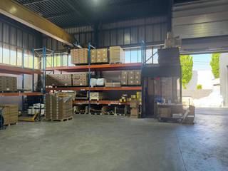 <p>- ca. 1.656m² magazijnruimten (ca. 1.240m² + ca. 266m² + ca. 102m²)<br />- ca. 280m² kantoor<br />- ca. 101m² showroom<br />- ca. 1.000m² verhard terrein <br />- 7m vrije hoogte magazijn <br />- 5 sectionale poorten<br />- rolbrug <br />- HS cabine <br />- 20 parkeerplaatsen <br />- omheinde site <br /><strong><br /></strong></p>
<strong></strong>