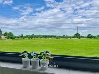 Aan het einde van een doodlopende straat bevindt zich deze charmante woning op een uitzonderlijk rustige ligging. Hier geniet u dagelijks van een vrij en weids uitzicht over de achterliggende velden, waardoor natuur, privacy en wooncomfort perfect samenkomen.<br />Binnen beschikt de woning over een lichtrijke leefruimte, een vernieuwde halfopen keuken en drie volwaardige slaapkamers die voldoende ruimte bieden voor een gezin of een thuiswerkplek. Daarnaast beschikt de woning over een geïsoleerde zolder, ideaal als extra bergruimte of met potentieel voor verdere invulling.<br />Ondanks de serene ligging bevinden winkels, scholen, openbaar vervoer en recreatiemogelijkheden zich op korte afstand. Bovendien geniet u van een uitstekende bereikbaarheid dankzij de nabijheid van de A12 en de E19, waardoor Antwerpen, Brussel en Mechelen vlot bereikbaar zijn. Een unieke kans voor wie rustig wil wonen in een groene omgeving zonder in te boeten aan comfort en bereikbaarheid.<br /><br />EPC :  179kWh/m<sup>2</sup> (Label B)<br />Stedenbouwkundige inlichtingen in aanvraag<br />Waterinfo : P-Score = B, G-Score = A<br /><br />Dit is niet wat je zoekt ? Al gehoord van AANKOOPBEGELEIDING ?   Wij zoeken, bezoeken en onderhandelen mee met jou voor eigendommen die worden aangeboden door particulieren, andere makelaars of eigendommen die zelfs (nog) niet te koop staan?<br />Vraag meer informatie over aankoopbegeleiding via welkom@dehuisleverancier.be of 0489/069.000<br /><br />de Huisleverancier : Persoonlijk, voor iedereen Service, Kwaliteit en Vertrouwen !