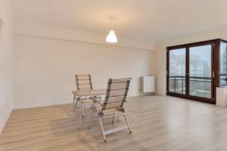 Recent vernieuwd woonappartement op de derde verdieping (met lift) op de Grote Markt van Blankenberge. Grote, zongerichte woonkamer met...
