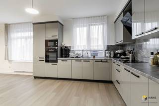 <p><span>Instapklaar appartement (125 m²) met 3 slaapkamers en terras (13 m²) in Wilrijk</span></p><p><span>Dankzij de centrale ligging nabij het dorpscentrum geniet dit appartement van een uitstekende bereikbaarheid. Met de wagen bereik je in een mum van tijd de snelweg en omliggende verbindingswegen, terwijl ook het openbaar vervoer en verschillende velo-stations zich vlakbij bevinden.</span></p><p><span>Het appartement bevindt zich op de bovenverdieping van een kleinschalig gebouw met slechts twee verdiepingen. Het gebouw werd opgericht in 2023 en voldoet volledig aan de hedendaagse normen, waardoor je hier zonder zorgen kan intrekken. Het dak is geïsoleerd en voorzien van zonnepanelen, de elektriciteit is conform en de PVC-ramen zijn voorzien van dubbele hoogrendementsbeglazing. Momenteel is het appartement verhuurd aan €1.500/maand.</span></p><p><span>Binnenin geniet je van een lichtrijke leefruimte met open, volledig geïnstalleerde keuken, samen goed voor een royale oppervlakte van 53 m². Vanuit de woonkamer heb je toegang tot het terras van 13 m² met noordoostoriëntatie.</span></p><p><span>Verder beschikt het appartement over drie volwaardige slaapkamers van 10 m², 15 m² en 22 m². De badkamer (7 m²) is uitgerust met een inloopdouche, lavabomeubel, handdoekdroger en toilet. Daarnaast zijn er nog een tweede, apart toilet en een praktische berging/wasplaats (4 m²) aanwezig.</span></p><p><span> </span></p>