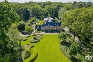 <p><span>In het Mastenbos, op een steenworp van het dorpscentrum van Kapellen, bevinden zich deze uitzonderlijke en prachtig gerenoveerde voormalige koetshuis en orangerie van het voormalige “kasteel Mastenhof” op een domein van ca. 2 hectare. </span></p><p><span>Het koetshuis werd omgetoverd tot een luxueuze villa die sfeer en karakter ademt, deze beschikt over 6 slaapkamers en 3 badkamers. De leefruimtes, omvatte een ruime zitkamer, een eetkamer, een bureau en een grote leefkeuken als het centrale hart van het huis met directe toegang tot de knusse “binnentuin”. Het geheel kenmerkt zich door een perfecte combinatie van authentieke elementen en hedendaags wooncomfort. De wellness voorzieningen maken het plaatje compleet.</span></p><p><span> </span></p><p><span>Verder beschikt de eigendom over een fraaie en luxueus gerenoveerde oranjerie van 183 m². Deze omvat een royale leefruimte met openhaard, aparte moderne keuken en op de verdieping een suite met slaapkamer, dressing en ensuite badkamer, dit alles onder een glazen dak. Vanwege de grote raamdeuren geniet men een prachtig uitzicht over de prachtige tuin. Ideaal als gastenverblijf.</span></p><p><span> </span></p><p><span>De natuur op en rond het domein is bijzonder waardevol en vormt een uniek geheel van bossen, weide en natuurlijke waterpartijen.<br />Verder bevinden zich in de prachtige, in typische Engelse stijl aangelegde tuin, nog een serre, kippenren, moestuinbakken, etc..</span></p><p><span>Direct aan de villa een knusse en fraai aangelegde “binnentuin” met diverse terrassen.</span></p><p><span>Een uitzonderlijk eigendom waar authenticiteit, comfort en natuur elkaar moeiteloos vinden.</span></p><p><span> </span></p><p><span> </span></p>