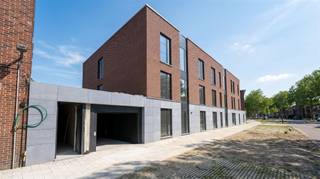 <p>Appartement moderne de deux chambres au rez-de-chaussée d'un projet de construction neuve dont l'achèvement est prévu pour la fin juin. Les locations peuvent commencer à partir du 1er juillet 2026. Cet appartement spacieux et économe en énergie offre un espace de vie agréable avec de grandes fenêtres et un accès à une terrasse de 10 m². La cuisine ouverte est entièrement équipée et comprend un îlot de cuisson, une plaque électrique, un four combiné, un réfrigérateur encastré et un lave-vaisselle. À côté se trouve un espace de rangement pratique pouvant accueillir un lave-linge et un sèche-linge. La salle de bains est équipée d'un double lavabo et d'une confortable douche à l'italienne. Il y a également des toilettes séparées pour les invités. L'appartement est doté d'un sol en carreaux de céramique gris nécessitant peu d'entretien, d'un chauffage par pompe à chaleur et d'un chauffage par le sol pour un confort thermique homogène et efficace dans toutes les pièces. L'immeuble est équipé d'un ascenseur et dispose d'un grand local à vélos au rez-de-chaussée. Une place de parking souterraine peut être louée pour un supplément de 85 € par mois et est accessible par un ascenseur. Cet appartement de haute qualité combine un confort de vie contemporain avec des équipements modernes et est idéal pour ceux qui recherchent un mode de vie durable et élégant dans un projet de construction récente.</p>