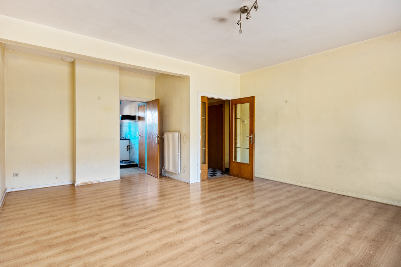 Te renoveren opbrengsteigendom met 3 app. en 3 garageboxen - foto 5