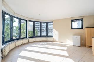 <p>Dit verzorgde gebouw met lift (2004) ligt op een strategische toplocatie in Antwerpen. Je geniet hier van een uitstekende bereikbaarheid dankzij de nabijheid van de snelweg en het openbaar vervoer, terwijl ook scholen en gezellige hotspots binnen handbereik liggen.</p><p>Het appartement bevindt zich op de tweede verdieping. Dankzij de unieke, speelse architectuur van het gebouw baadt de woning de hele dag in het licht. De ruime leefruimte vormt één mooi geheel met de open, volledig ingerichte keuken en ruimte voor zithoek, eetkamer en bureau. De balans tussen licht en ruimte is hier simpelweg perfect.</p><p>Aan de achterzijde bevindt zich de comfortabele slaapkamer met aansluitend de badkamer (voorzien van douche, wastafel en toilet). Daarnaast beschikt het appartement over een handige privékelderberging voor extra stockage.</p><p>Dit charmante hoekpand is de ideale match voor een single of starter die volop van het stadsleven wil genieten, met alles vlakbij de deur!</p>