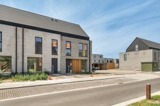 Moderne gesloten <strong><span>energiezuinige woning </span></strong>(<span>266 m²) </span>met 3 slaapkamers, een fietsenberging, autostaanplaats en een tuin met west-oriëntatie. <br />Op het gelijkvloers vind je de inkomhal met apart gastentoilet, leefruimte en keuken. Op de eerste verdieping vind je 3 slpk., een berging, aparte toilet en badkamer. De zolder kan optioneel worden afgewerkt.<br /><br />Meer info? Contacteer ons via 03 808 27 82 of info@matexi.be. Surf naar matexi.be/broechem.<br /> 