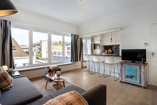 Dit instapklaar en rustig gelegen appartement bevindt zich op de derde verdieping en biedt een aangename combinatie van comfort, ruimte en een praktische indeling.<br /><br />Het appartement beschikt over twee slaapkamers van respectievelijk ca. 15,5 m² en 6,3 m². De tweede slaapkamer leent zich uitstekend als kinder- of logeerkamer, bureau of dressing.<br /><br />De badkamer is uitgerust met een douche met regendouchefunctie en een lavabo met spiegelkast. Het toilet bevindt zich in een aparte ruimte.<br /><br />Een bijkomende troef is de afzonderlijke wasruimte, voorzien van aansluitingen voor een wasmachine en droogkast. Zo blijven deze toestellen netjes uit het zicht en gaat er geen nuttige ruimte verloren in de badkamer.<br /><br />Dankzij de instapklare staat kan het appartement onmiddellijk in gebruik worden genomen zonder grote werken. De rustige ligging zorgt bovendien voor een aangename woonomgeving.<br />Op het gelijkvloers is er een gemeenschappelijke ruimte voor de vuilnisbakken.<br /><br />Een verzorgd en praktisch ingedeeld appartement met twee slaapkamers en alle nodige comfort, ideaal als studentenwoning, voor eigen bewoning of als investering.<br /><br />Pluspunten: <br />- Gemeenschappelijke vuilnisberging op het gelijkvloers<br />- Interessant voor zowel eigen bewoning als investering<br />- Top locatie <br />- Instapklaar appartement<br />- Rustige woonomgeving<br />- lage algemene kosten <br /><br />Heeft u interesse in dit tof appartement? Neem dan contact op met VB Vastgoed via 03 337 50 70 of info@vbvastgoed.be.