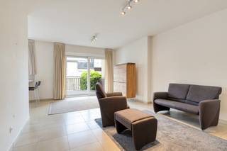 Zoekt u een instapklaar appartement te koop in Strombeek? Ontdek dit pand op de 1e verdieping van residentie "Ijsfabriek", gebouwd in 2011. In het centrum van Strombeek geniet u van lokale handelaars, scholen en openbaar vervoer op wandelafstand, plus een vlotte verbinding naar de Ring en A12. Dankzij het gunstige EPC-label B (102 kWh/m²) en conforme elektriciteit kiest u voor een energiezuinige en veilige thuis.<br /><br />Doordachte indeling:<br />- De inkomhal heeft een handige inbouwkast. <br />- De lichtrijke leefruimte sluit naadloos aan op de volledig geïnstalleerde open keuken en biedt directe toegang tot het grote, gezellige terras. <br />- Verder beschikt het appartement over 2 slaapkamers met op maat gemaakte inbouwkasten. <br />- De badkamer is uitgerust met een douche en wastafel. <br />- Een praktische berging met wasmachineaansluiting<br />- Een private kelder maken het appartement compleet.<br /><br />Belangrijkste troeven:<br />-Energiezuinig EPC-label B en conforme elektriciteit.<br />- Maatwerk inbouwkasten in de hal en slaapkamers.<br />- Veilig badgesysteem en een afgesloten fietsenstalling.<br />- Parkeren: Optie tot aankoop ondergrondse autostaanplaats (+ € 25.000).<br /><br />Dit appartement in residentie Ijsfabriek biedt de ideale balans tussen modern comfort en een absolute toplocatie. Perfect voor eigen bewoning of als slimme vastgoedinvestering met een prima rendement. Interesse in dit vastgoedpareltje? Contacteer ons vandaag nog voor een bezoek!<br /><br />Bestuursmaatregelen in het maatregelenregister: nee