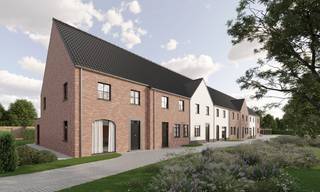 Aux abords de Harelbeke, dans un environnement verdoyant et calme avec une connexion fluide vers Courtrai, un nouveau projet résidentiel comprenant 26 habitations de qualité voit le jour. Ce lotissement contemporain réunit le meilleur des deux mondes : un cadre résidentiel paisible et une excellente accessibilité aux écoles, commerces et axes routiers importants.  Habiter de manière contemporaine et économe en énergie  Les habitations, tant semi-ouvertes qu’en rangée, sont construites selon les normes énergétiques actuelles et équipées de techniques modernes telles que la ventilation D, le chauffage par le sol, une pompe à chaleur et des panneaux solaires. Vous profitez ainsi d’une maison durable, confortable et économe en énergie, prête pour l’avenir.  Avec des surfaces habitables comprises entre 122 et 162 m² et, en standard, quatre chambres, chaque habitation offre une disposition réfléchie où l’espace de vie, la lumière et la fonctionnalité occupent une place centrale. Un carport pour chaque habitation et une vaste zone verte centrale au sein du lotissement constituent des atouts supplémentaires pour ceux qui apprécient l’espace et la tranquillité.  Une maison qui vous ressemble  Les habitations sont entièrement finies et offrent de larges possibilités de choix en termes de matériaux et de finitions. Vous pouvez ainsi façonner votre nouveau lieu de vie dans le style qui vous convient, tout en bénéficiant du confort d’une approche clé-sur-porte.  Idéal pour les familles et les amateurs de tranquillité  Grâce à son environnement convivial pour les enfants, à la conception verte du projet et à l’équilibre parfait entre tranquillité et proximité des commodités urbaines, ce projet résidentiel est idéal pour les familles, les jeunes starters et tous ceux qui accordent de l’importance au confort de vie contemporain dans un quartier agréable et ouvert.  Souhaitez-vous une visite sans engagement du projet ? N’hésitez pas à contacter Immo Beguin au emiel@immobeguin.be.