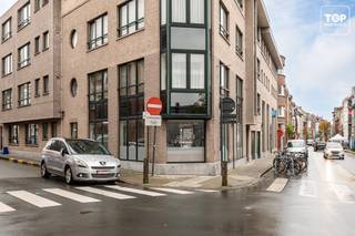 Handels gelijkvloers van 58m² dat als succesvol kapsalon werd uitgebaat en nu opzoek is naar een nieuwe eigenaar. Ook interessant als investering.Het...