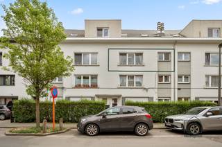 <p><span>Leuk modern appartement met twee slaapkamers dichtbij centrum Mechelen</span></p><p><span>Dit fris appartement is gelegen op een uitzonderlijke en rustige locatie, die u gemakkelijke toegang geeft tot alle voorzieningen tot de charme van het historische Mechelen! Dit appartement heeft winkels, restaurants, scholen en openbaar vervoer vlakbij.</span></p><p><span>Het vernieuwd appartement is gelegen op de tweede verdieping en beschikt over twee slaapkamers en een terras.  </span></p><p><span>Dit appartement bestaat uit een inkomhal die u toegang geeft tot de living met open keuken, 2 slaapkamers en de badkamer. De keuken is zeer recent vernieuwd wat zorgt voor een aangename kookervaring. De badkamer is voorzien van douche, lavabo en wc. Het appartement beschikt over een privé terras waar u te allen tijde van de rust kan genieten. </span></p><p><span>Bovendien is er nog een privatieve kelder en een gemeenschappelijke fietsenstalling.</span></p><p><span>Het appartement beschikt over individuele tellers, een eigen boiler en heeft een zeer gunstig EPC, elektrische keuring en asbestattest. Instapklaar dus!</span></p><p><span>Gemeenschappelijke info:</span></p><p><span>-De maandelijkse lasten zijn relatief laag en bedragen 90,97 euro per maand</span></p><p><span>-Recent heeft de gemeenschap beslist om een noodzakelijke en meerwaardegerichte renovatie te ondergaan van de buitengevel/terrassen en kelderisolatie. Deze wordt helemaal vernieuwd, geïsoleerd en afwerkt met steenstrips. Deze kost dient wel meegenomen te worden in uw budget,  want voor deze kavel zou dat </span><span>maximaal</span><span> neerkomen op 30 019 euro incl BTW. Echter is het mogelijk om deze te financieren met een zeer gunstige VME-lening ten belope van max €97/maand (20j) en een eigen inleg van 9 949 euro. Deze renovatie zal het pand in zijn geheel een vernieuwde en moderne uitstraling geven. </span></p><p><span>Mis deze unieke kans niet voor je nieuwe verblijf in Mechelen. Neem vandaag nog contact met ons op via welkom@reuzegoed.be of +32 470 11 56 80 voor meer informatie en om een bezichtiging aan te vragen!</span></p><p><span> </span></p><p><span> </span></p>