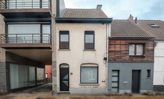 LiggingOntdek deze charmante woning met 3 slaapkamers, ideaal gelegen pal in het centrum van Waregem. Dankzij de uitstekende ligging bevindt u zich...