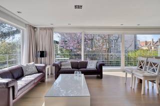 In hartje Koksijde-Bad, op wandelafstand van winkels, horeca, het openbaar vervoer en de zee vinden we deze instapklare woning te koop. De woning werd in 2008 volledig gerenoveerd en heeft maar liefst 6 slaapkamers en 3 badkamers! INDELING:> Eerste verdieping:- inkomhal met ruimte voor vestiaire;- ruime leefruimte met houtkachel en toegang tot het zuidgericht terras met zonneluifel;- open, volledig geïnstalleerde keuken met veel kastruimte;- berging met oa. aansluiting voor wasmachine;- badkamer met douche, lavabo en toilet.> Gelijkvloers: - 4 slaapkamers, allen met ingemaakte kasten; - 2 badkamers met inloopdouche, dubbele lavabo en één met bad;- apart toilet;- berging met technieken;- garage.> Tweede verdieping:- 2 slaapkamers.Verder beschikt de woning over een garage én oprit waar meerdere auto's geparkeerd kunnen worden.ALGEMEEN:- 12 zonnepanelen;- centrale verwarming op aardgas, condensatieketel van 2020;- conforme elektrische keuring;- EPC B;- zeer centraal doch rustig gelegen op wandelafstand van het strand en alle faciliteiten!Voor meer info contacteer Ellen Vandenbussche (0474 49 47 89 - ellen.vandenbussche@dewaele.com)Bestuursmaatregelen in het maatregelenregister: nee