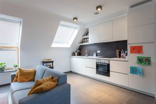 Duplex-appartement te Essen-centrum met o.a. twee slaapkamers, een uitgeruste badkamer, een berging, een woonkamer met open keuken en een riant terras. Bovendien beschikt het energiezuinig appartement over een parkeerplaats en over een private, afgesloten berging!