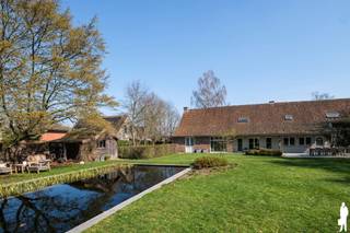 <h3><span>Karaktervolle gerenoveerde hoeve met zwemvijver in Keerbergen.</span></h3>
<p><span>Ontdek deze </span><strong><span>instapklare en smaakvol gerenoveerde hoeve</span></strong><span> in Keerbergen, waar authentieke charme en hedendaags wooncomfort op een bijzonder mooie manier samenkomen. Originele elementen zoals de </span><strong><span>houten balken en natuurstenen tegelvloeren</span></strong><span> geven de woning haar warme, landelijke uitstraling, terwijl de ruime leefruimtes en prachtige buitenomgeving zorgen voor optimaal wooncomfort.</span></p>
<p><span>Via de </span><strong><span>ruime en lichtrijke inkomhal</span></strong><span>, voorzien van een afzonderlijk gastentoilet, bereik je onder meer de was- en cv-ruimte, badkamer, keuken en leefruimte.</span></p>
<p><span>De </span><strong><span>landelijke keuken</span></strong><span> is praktisch en sfeervol ingericht en staat rechtstreeks in verbinding met het ruime, </span><strong><span>zuidwestgerichte terras en de tuin</span></strong><span>. Binnen en buiten vloeien hier moeiteloos in elkaar over.</span></p>
<p><span>De fraai aangelegde tuin is zonder twijfel één van de grote troeven van deze eigendom. Centraal in de tuin bevindt zich een </span><strong><span>ruime verwarmde zwemvijver met geautomatiseerd rolluik</span></strong><span>, aangevuld met een </span><strong><span>ingebouwde Hotspring-jacuzzi</span></strong><span>. <br />Een heerlijke buitenomgeving waar rust, privacy en ontspanning centraal staan. Het kastanjehouten hekwerk en de karaktervolle, oude beukenhaag versterken bovendien het landelijke karakter van het geheel.</span></p>
<p><span>Ook binnen staat gezelligheid voorop. De </span><strong><span>royale en lichtrijke leefruimte</span></strong><span> beschikt zowel over een inbouwhaard als een open haard en biedt rechtstreeks toegang tot de tuin. De authentieke materialen en royale lichtinval creëren hier een bijzonder warme woonsfeer.</span></p>
<p><span>Op de verdieping bevinden zich </span><strong><span>drie comfortabele slaapkamers</span></strong><span> en een tweede badkamer met douche en toilet. Dankzij de twee badkamers biedt de woning bovendien alle comfort voor zowel een gezin als gasten.</span></p>
<p><span>Met een </span><strong><span>gunstig EPC-label C </span></strong><span>combineert deze woning haar authentieke uitstraling met een mooie energieprestatie. <br />De rustige maar centrale ligging, met alle nodige voorzieningen in de nabije omgeving, maakt het plaatje compleet. Een unieke eigendom voor wie op zoek is naar karakter, ruimte, privacy en wooncomfort!<br /></span></p>
<p>Kortom: Een unieke eigendom voor wie op zoek is naar een gerenoveerde woning met karakter, ruimte en privacy én een uitzonderlijke buitenbeleving.</p>
<p><strong><span>Bijzonderheden:</span></strong><span></span></p>
<ul>
<li><span>Karaktervolle, gerenoveerde hoeve </span></li>
<li><span>3 slaapkamers </span></li>
<li><span>2 badkamers </span></li>
<li><span>Authentieke houten balken en natuurstenen vloeren </span></li>
<li><span>Royale leefruimte met inbouwhaard én open haard </span></li>
<li><span>Zuidwestgericht terras </span></li>
<li><span>Aangelegde, private tuin </span></li>
<li><span>Verwarmde zwemvijver met geautomatiseerd rolluik </span></li>
<li><span>Ingebouwde Hotspring-jacuzzi </span></li>
</ul>