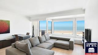 Exclusief te koop: aangenaam appartement op een fantastische ligging in het Zoute net naast het Albertplein.Indeling:Ruime inkomhal met vestiaire en...