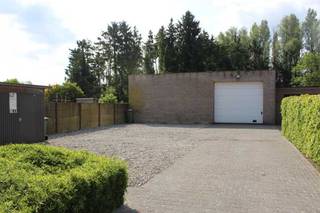 Zeer ruime halfopen bebouwing met een inkomhal, gastentoilet, een bureauruimte met ingemaakte kasten en bureau , en kelder;<br />Woonkamer met salon met inbouwhaard, een ingerichte keuken, en een bijkeuken en stookplaats, en toilet;<br />Nachthal en drie slaapkamers 16.14.12 m² en een ingerichte badkamer met aparte douche. Zolder met isolatie en schuiftrap.<br />Een zeer ruime garage 72 m² met hoge poort vloer gepolierde beton, en tuinhuis.<br />Vraagprijs 465.000€ voor een bezoek graag op 0468/337825