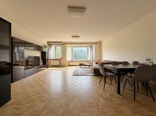 <p><span>ANTWERP - Stadspark: Tastefully furnished 2-bedroom flat with terrace </span></p><p><span> </span></p><p><span>DESCRIPTION:</span></p><p><span> </span></p><p><span>This flat is situated on the 5th floor of a stately building with sweeping views over the City Park.</span></p><p><span> </span></p><p><span>Upon entering the flat through a security door, you arrive in the spacious entrance hall, which offers ample cupboard space.</span></p><p><span>Guest toilet with washbasin.</span></p><p><span>Sunny and very pleasant living room spanning the full width of the flat, with panoramic views of the City Park.</span></p><p><span>Fully fitted kitchen, equipped with washing machine and tumble dryer. Cosy terrace at the rear.</span></p><p><span> </span></p><p><span>Bedroom 1 with built-in wardrobes.</span></p><p><span>Bathroom with bath (with shower option), double washbasin unit and toilet.</span></p><p><span>Bedroom 2 with fitted wardrobes and access to the rear terrace.</span></p><p><span> </span></p><p><span>SPECIAL FEATURES:</span></p><p><span> </span></p><p><span>- Fully renovated, beautiful apartment with parquet flooring</span></p><p><span>- Service charges: €300/month (water, heating, service charges, etc.)</span></p><p><span>- Housekeeper on site</span></p><p><span> </span></p>