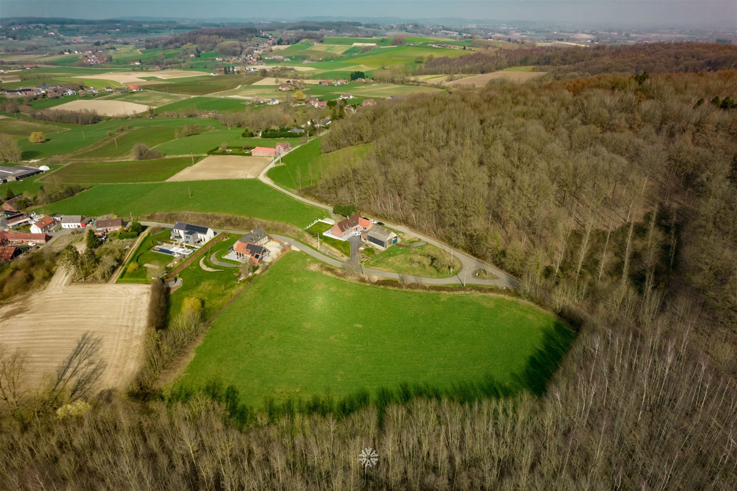 Een uniek domein bestaande uit bouwgrond, weiland en bos op meer dan 4ha in de Pays des Collines - foto 1