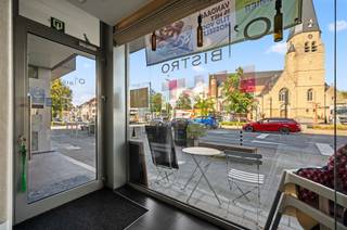 <p><span>In een gebouw uit 2008, ontworpen door de befaamde architect Reginald Schellen, is dit centraal gelegen handelsgelijkvloers te koop, dat momenteel in gebruik is als restaurant. Het is instapklaar en goed onderhouden, inclusief een industriële keuken, toog en verlichting. Het 114m² grote gelijkvloers kreeg een epc B-label, dankzij de aanwezigheid van: een Fujitsu lucht/lucht warmtepomp, ventiloconvectoren in het plafond, hoogrendementsglas, alu-ramen, 6cm muurisolatie (achtergevel) en efficiënte verlichting (o.a. LED-strips). Eens voorbij het inkomsas, overschouwt u de grote ruimte, die zich uitstrekt tot aan de brede raampartij aan de achtergevel. Deze bestaat uit een dubbele deuropening die volledig kan worden opengezet en rechtstreeks toegang biedt tot het betegelde zonneterras. Deze verbruikzaal omvat nu 32 zitplaatsen aan 16 modulaire tafels, gecombineerd met zitbanken. Let ook op de geslaagde combinatie van grote donkere vloertegels, met een houten vloer en een geluidsabsorberend plafond. Een grote vaste toog is aanwezig. In de open keuken zijn vaste en mobiele elementen in inox verenigd. Het is mogelijk om de roerende horeca-inboedel afzonderlijk over te nemen. Via de gemeenschappelijke delen bereikt u de kelderbergingen, die u kan gebruiken voor uw voorraad. Belangrijke troeven zijn: afzonderlijk sanitair voor heren en dames, een zonnig terras (20 personen), aparte toegang terras voor leveranciers, gratis parkeren zonder schijf achter de kerk, muziekinstallatie met ingebouwde luidsprekers en tot slot, weinig verkeerslawaai (zone 30). Gemeenschappelijke kosten: ca. 150,00 per maand.</span></p>