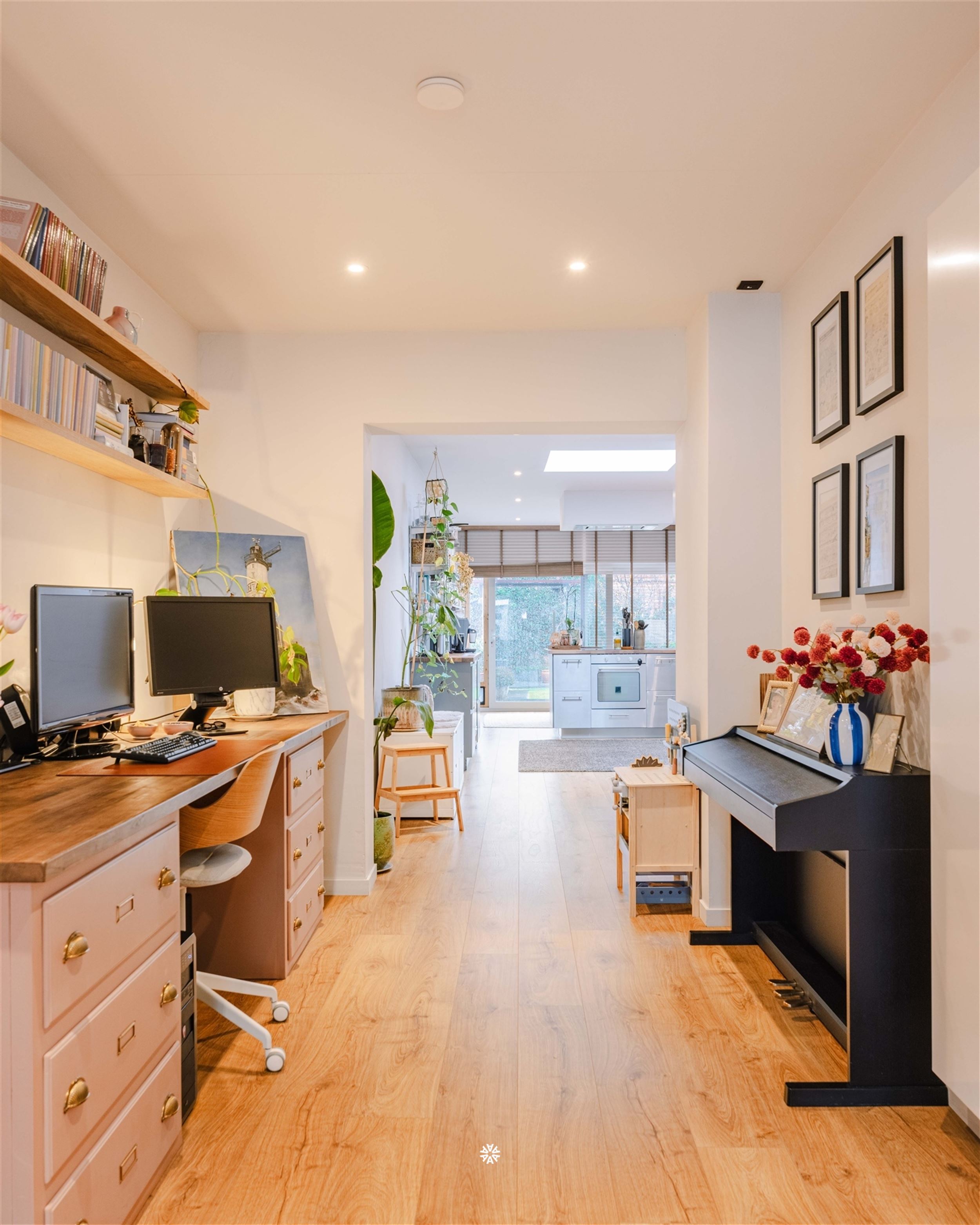 Tot in de puntjes gerenoveerde woning met garage - foto 4