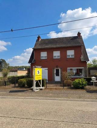 <p><span>TE KOOP - WECHELDERZANDE : mooi perceel van 859m²</span></p><p><span>Deze goed onderhouden, maar te renoveren woning is gelegen aan de Lindenlaan, zijstraat van de Gebroeders de Winterstraat in Wechelderzande.</span></p><p><span>We komen de woning binnen via de inkomhal. Hiernaast vinden we de ruime woonkamer terug. Verder komen we in de keuken, voorzien van een eetplaats.  Naast de keuken is een bergingsruimte voorzien met apart toilet en douche + lavabo. De berging geeft toegang tot een extra bergruimte met voorzieningen voor wasmachine/droogkast... Ook de toegang tot de voorraadkelder is hier voorzien.  Aansluitend aan de keuken is er een veranda die zicht geeft op de tuin.</span></p><p><span>Via de trap komen we in de nachthal. Deze geeft toegang tot de 4 ruime slaapkamers en de badkamer.  Hier is ook een zolderluik voorzien.</span></p><p><span>In de tuin van de woning vinden we 2 grote garages / werkplaatsen. De woning is ook zowel langs links als langs rechts voorzien van een oprit.  Achter de garages is er nog een ruime graspartij.</span></p><p><span>Deze woning werd zeer goed onderhouden en bestaat uit een stevige structuur.</span></p><p><span>Ben jij op zoek naar een renovatieproject met 4 slaapkamers en een ruime tuin, rustig gelegen doch heel dicht bij de verbindingswegen, dan is deze woning perfect voor jou.</span></p><p><span>Geïnteresseerd? Plan zo snel mogelijk een bezoek in en we leiden jou met veel plezier rond.</span></p>