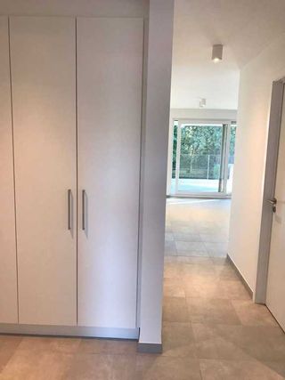 Energiezuinig en ruim 2-slaapkamer appartement met een extra autostaanplaats, afgesloten fietsenberging en eigen pakket zonnepanelen waardoor u...