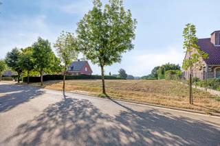 Op zoek naar de ideale basis voor uw nieuwbouwproject? Deze uitzonderlijke bouwgrond tussen Essestraat 149 en 157 in Impe telt maar liefst 3.140 m², verdeeld over 2 percelen bestemd voor open bebouwing. Met een straatbreedte van 29 meter en een prachtig open zicht biedt dit perceel een zeldzame ruimtelijke vrijheid om uw droomwoning vorm te geven. Ruimte, vergezicht en bouwvrijheid in één adres.<br /><br />Troeven op een rij:<br /><br />- Totale oppervlakte van 3.140 m², verdeeld over 2 percelen voor 1 open bebouwing<br />- Straatbreedte van 29 meter met tal van bouwmogelijkheden (villa, gezinswoning of meergezinsproject, volgens stedenbouwkundige voorschriften)<br />- Prachtig, open zicht<br />- Gunstige oriëntatie voor optimale lichtinval<br />- Rustige, groene buurt met uitstekende verbinding tegenover de E40 Brussel -Oostende<br /><br />Interesse? Contacteer ons vandaag nog voor meer info of een bezoek ter plaatse.