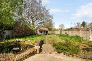 In het centrum van Berchem bevindt zich dit veelzijdige pand dat perfect de combinatie biedt van wonen en werken. Dankzij de centrale ligging geniet u van een uitstekende zichtbaarheid en bereikbaarheid, ideaal voor wie een zelfstandige activiteit wil combineren met comfortabel wonen.<br /><br />Op het gelijkvloers bevindt zich een commerciële ruimte met vitrine, geschikt voor diverse activiteiten. Aansluitend is er een professioneel ingerichte keuken in inox, voorzien van een diepvriescel en frigocel, wat tal van mogelijkheden biedt voor voedingsgerelateerde beroepen. Verder beschikt het pand over een inpandige garage en een losstaande garage/werkplaats, ideaal als opslagruimte of atelier.<br /><br />De woonst heeft een aparte inkomhal met gastentoilet en biedt een gezellige leefruimte met authentieke elementen en een halfopen, volledig geïnstalleerde keuken. Op de verdieping vindt u een ruime mezzanine, een grote nachthal, drie slaapkamers (waarvan één met balkon) en een badkamer.<br /><br />Achteraan geniet u van een aangenaam terras en tuin met vijver, een rustige plek midden in het centrum.<br /><br />Een unieke opportuniteit voor wie op zoek is naar een woning met praktijkruimte of handelsruimte op een centrale ligging in Berchem.<br /><br />Meer info of plan je bezoek: wim@immobeguin.be<br />Te koop via Immo Beguin, uw vastgoedexpert sinds 2009, met kantoren in Ronse, Waregem, Kortrijk, Deinze, Doornik en Lessen.