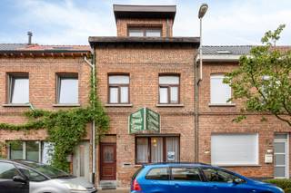 <p><b>Te moderniseren gezinswoning met 4 slaapkamers en ruime tuin in Hoboken.</b></p>
<p><strong>Indeling:<br /></strong>U betreedt de woning via de centrale inkomhal. Aan de rechterzijde bevindt zich de eerste leefruimte (ideaal als zithoek, bureau of speelkamer). Terug via de inkomhal komen we terecht in de tweede leefruimte met aansluitend de keuken. Vanuit de keuken heeft u directe toegang tot de aangename tuin van 65 m².<br />Op het eerste verdiep,<em> </em>de nachthal biedt toegang tot een ruime badkamer en <strong>3 volwaardige slaapkamers.</strong> Vervolgens de <strong>4de en grootste slaapkamer</strong> op het bovenste verdiep.<br /><strong><br />Bijzonderheden:<br /></strong>EPC-label <strong>C</strong>;<br />Dubbele beglazing;<br />De woning werd gerenoveerd in ca 2000;<br />Recente boiler.<br /><strong><br />Ligging:<br /></strong>Uiterst gunstig gelegen in een rustige straat in Hoboken. U geniet van een <strong>centrale ligging </strong>waarbij <strong>alle faciliteiten </strong>zoals winkels, scholen en het openbaar vervoer zich <strong>in de directe omgeving</strong> bevinden.</p>