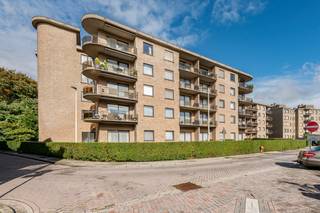 <strong>Ruim en lichtrijk appartement (ca. 145 m²) met uitzicht op de stadsvesten van Lier</strong><br />Op de derde verdieping van dit verzorgd gebouw vind je dit ruime en lichtrijke appartement van ca. 145 m², met een prachtig zicht op de groene stadsvesten van Lier.<br />Dankzij de centrale ligging combineer je hier rust en privacy met de nabijheid van het bruisende stadscentrum en alle voorzieningen.<br /><br /><strong>Indeling:</strong><br />Inkomhal, praktische berging, ruime living, aparte keuken, badkamer, gastentoilet, 2 comfortabele slaapkamers en een gezellig, overdekt terras waar je volop kan genieten van het uitzicht.<br />Het gebouw beschikt over een lift, wat extra comfort biedt.<br /><br /><strong>Extra troef:</strong><br />Ondergrondse autostaanplaats (bij aan te kopen aan 25 000 euro).<br /><br /><strong>Ontdek het appartement alvast online!</strong><br />Via de interactieve grondplannen met foto's krijg je een helder beeld van de indeling en het potentieel van dit appartement.<br />Surf naar www.wijns.be en klik door naar de detailpagina van dit pand.<br /><br /><strong>Interesse?</strong><br />Zie jij jezelf hier al wonen? Mis deze kans niet en plan vandaag nog een bezoek!<br /><br />📞 <strong>Bel</strong> 0473/33 33 33<br />📧 <strong>Mail </strong>naar philip@wijns.be